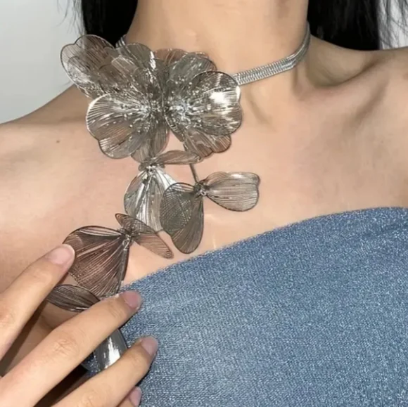 SOLD!!!STUNNING STATEMENT NECKLACE - Picture 8 of 8